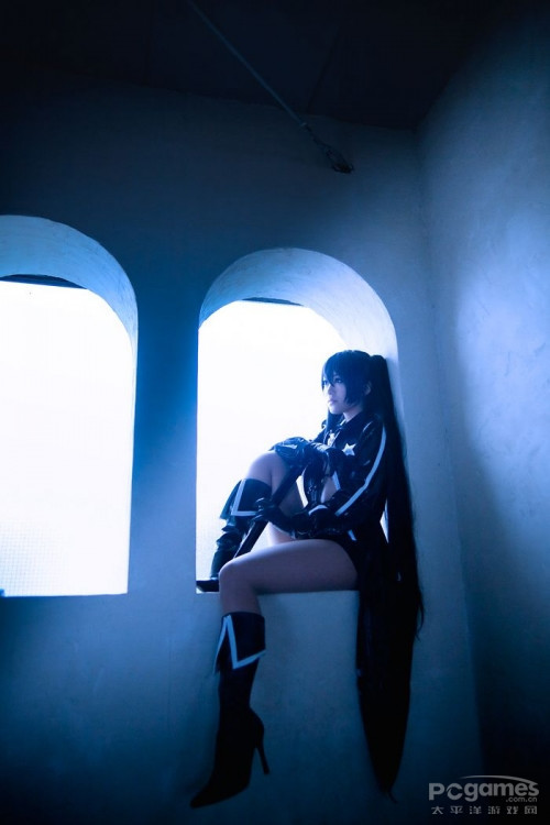 萌女COSPLAY黑岩射手 尽展黑色诱惑